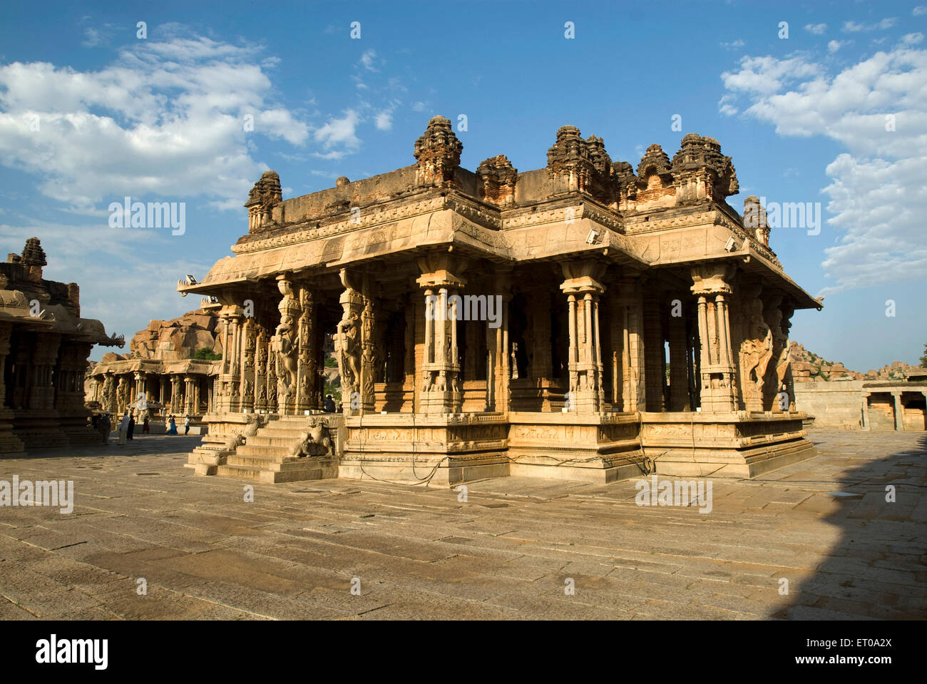 Elegante ed ornato Kalyana mandapa wedding pavilion nel tempio Vitthala ; Hampi ; Karnataka ; India Foto Stock