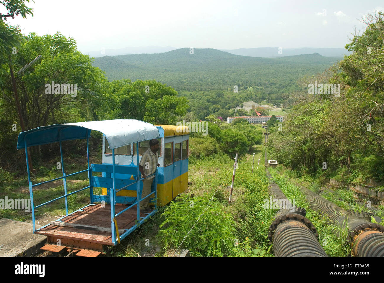 Verricello auto pista per ispezionare tubi di pen stock, Glenmorgan, Singara, Gudalur, Nilgiris, Tamil Nadu, India, Asia Foto Stock
