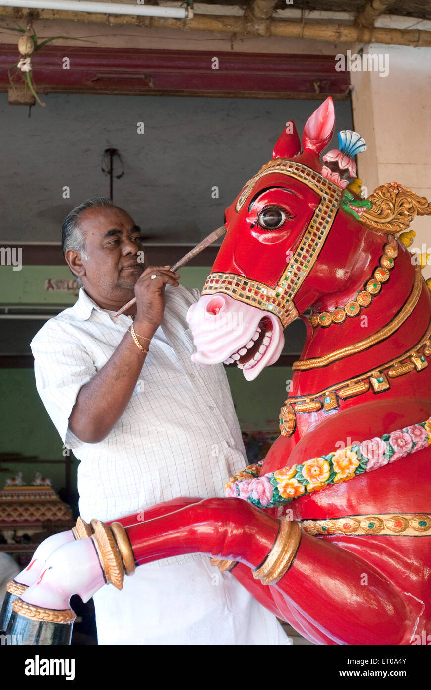 L'uomo pittura cavallo di legno vahanam a Karaikudi ; Tamil Nadu ; India n. MR Foto Stock