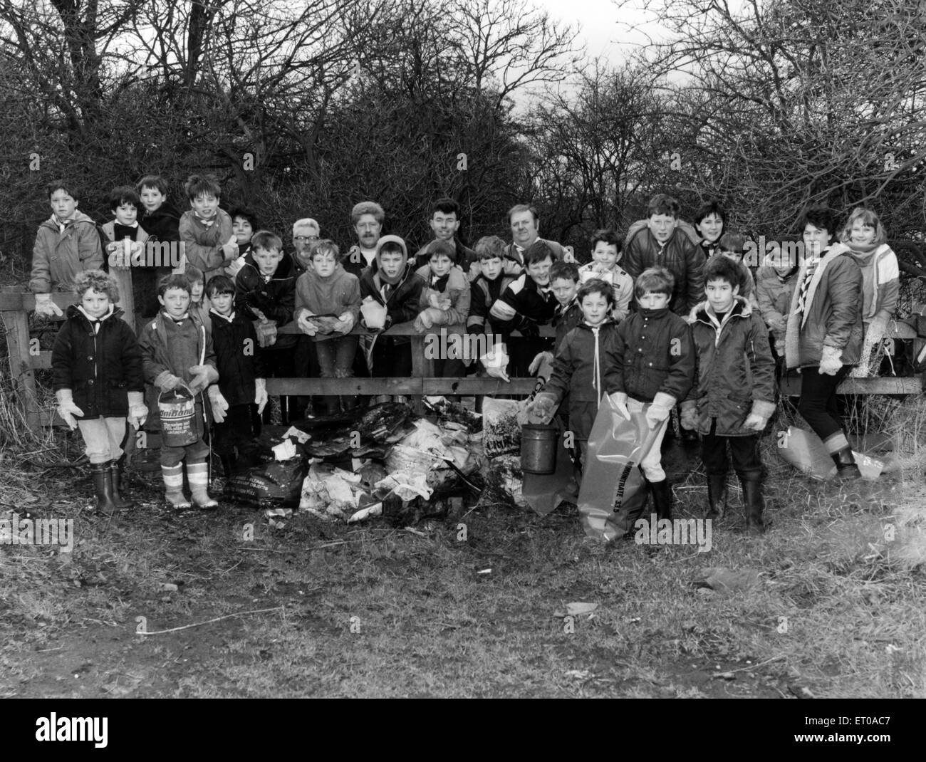 Cucciolata consapevoli i cuccioli sono state aiutando pick pulire un spazzatura insanguinano il parco cittadino in Billingham. Il 30 team forte da Norton pack hanno trascorso diversi giorni dando Billingham Beck Valley una molla pulita. 1 marzo 1988. Altri lupetti e scout troop, ch. Foto Stock