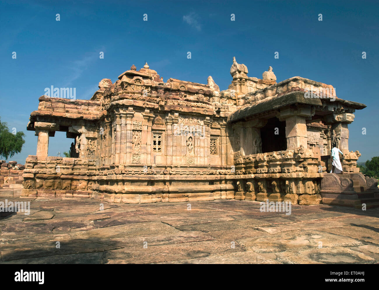 Tempio Virupaksha VIII secolo in architettura dravidico costruito dalla Regina Lokamahadevi Pattadakal ; Karnataka ; India Foto Stock