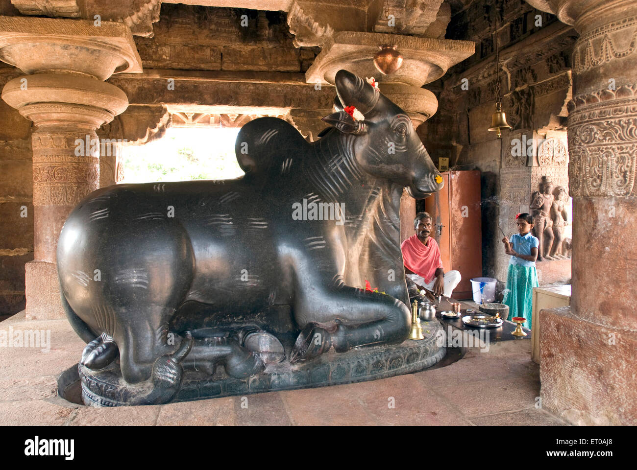UNESCO World Heritage Site ; monolito Nandi statua a Pattadakal otto secolo ; Karnataka ; India Foto Stock