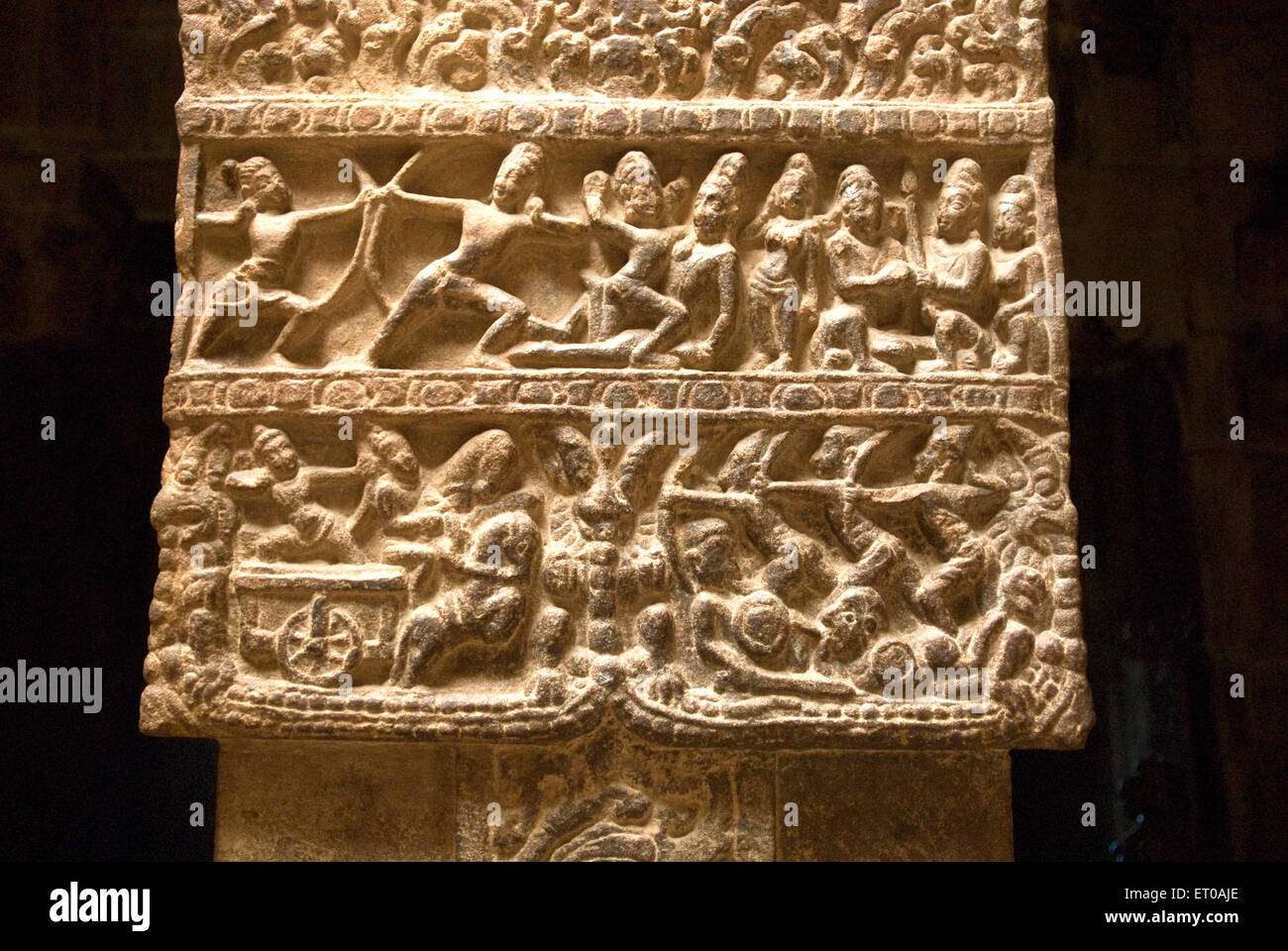 Battaglia tra Arjuna e shiva scultura ; Tempio Virupaksha architettura dravidico Lokamahadevi Pattadakal ; Karnataka Foto Stock