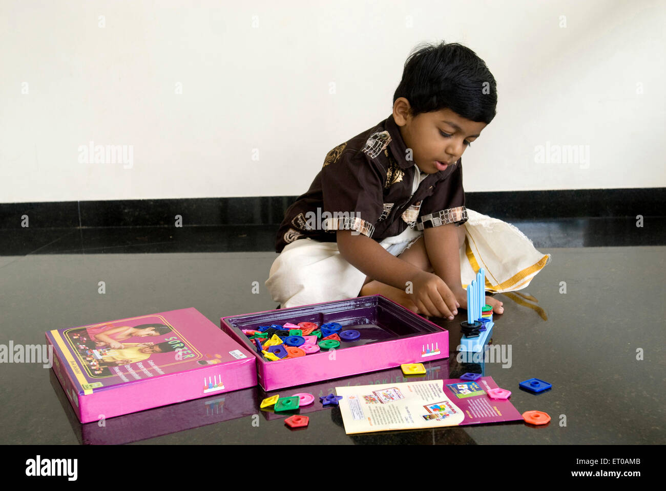 Ragazzo indiano che gioca colore forma selezionatore , India , Asia , MR 7 Foto Stock