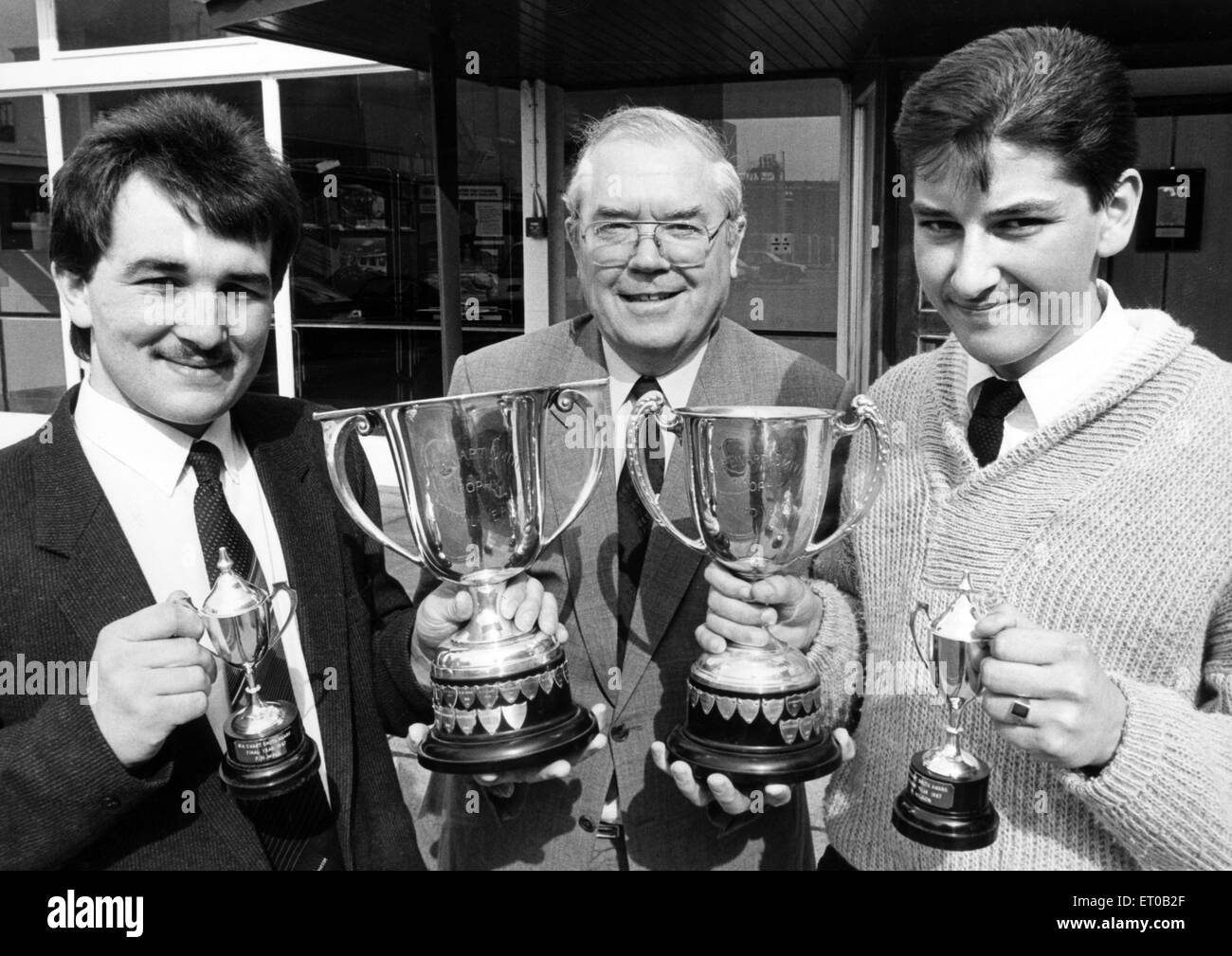 Due ex allievi a Stokesley completo scuola si è aggiudicato il top dei premi ad un annuale apprendisti Concorso presso ICI Wilton. Pietro a parete, 21, un montatore meccanico ha guadagnato il Sir Ewart Smith Award per essere la finale-anno vincitore mentre Michael Wilson, 18, un apprendista idraulico ha ottenuto il secondo premio di anno. Eric Hammond è raffigurato ha consegnato il premio a Pietro (sinistra) e Michael. Il 12 aprile 1987. Foto Stock