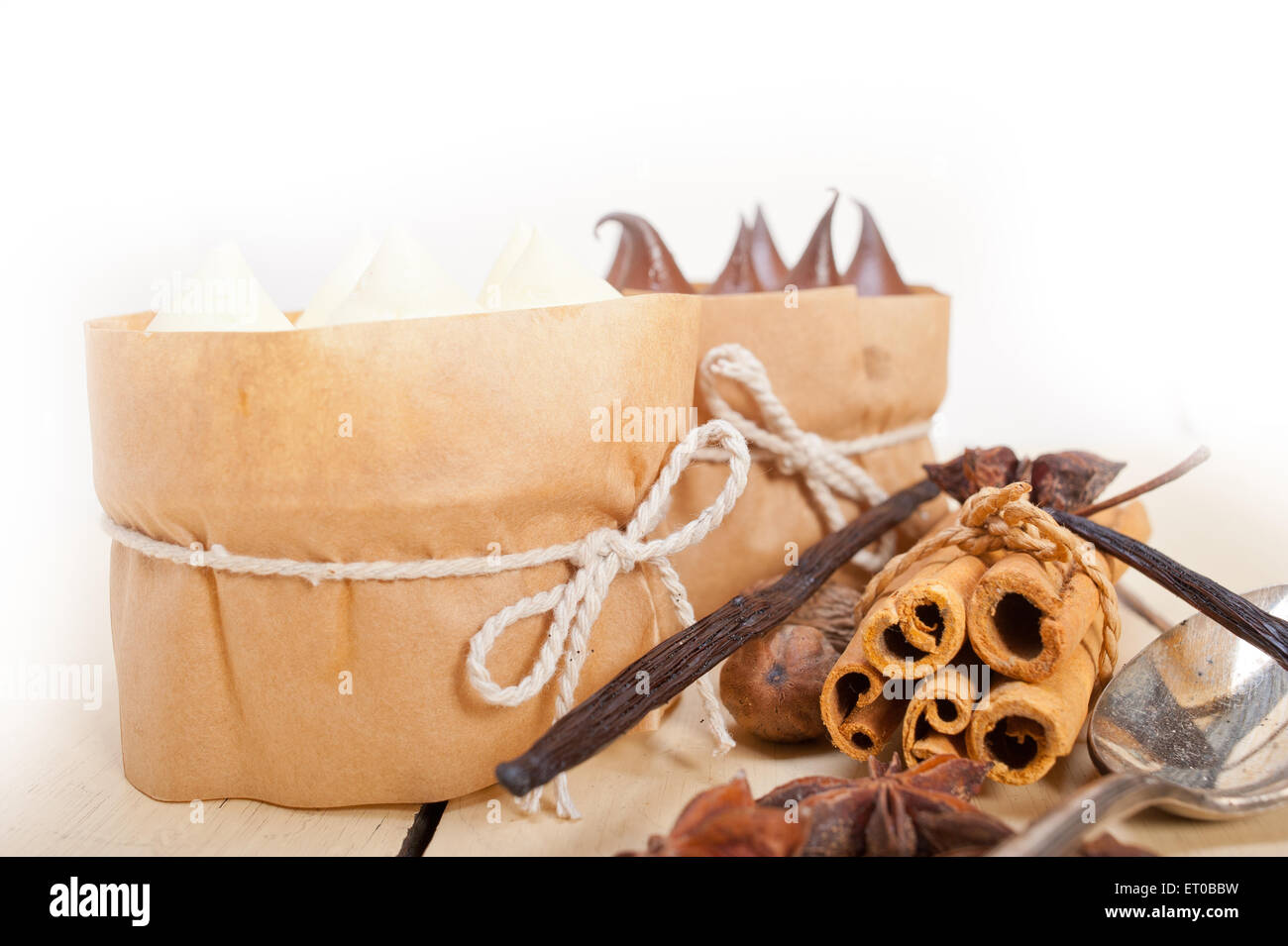 Freschi di forno cioccolato vaniglia e spezie crema dessert torta su tavola in legno rustico Foto Stock