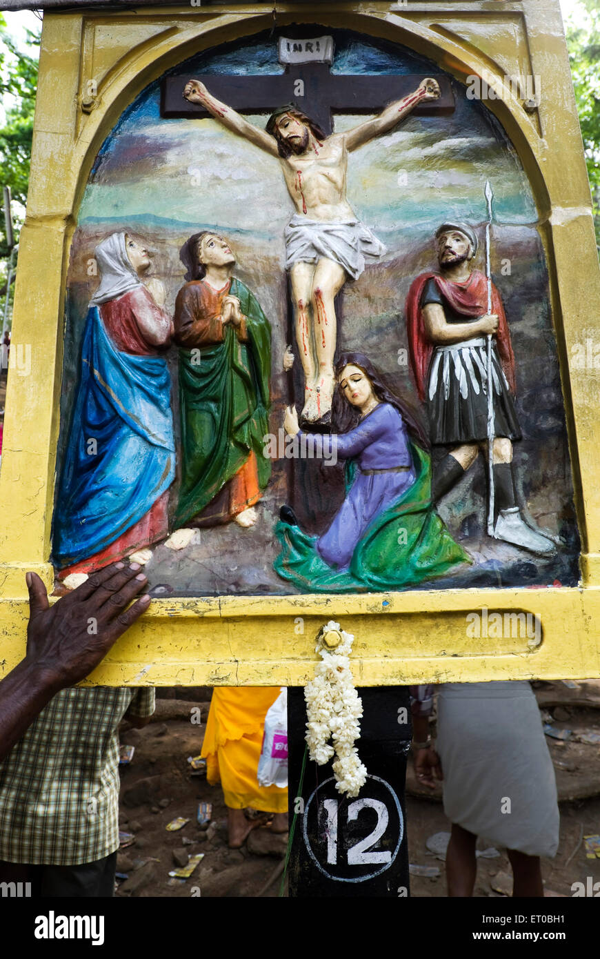 Uno dei quattordici stazioni della Via crucis di Gesù Cristo in collina Malayattur ; Kerala ; India Foto Stock