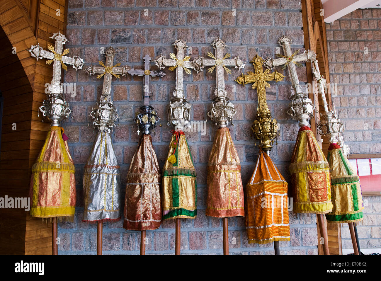 Cristo croce processione ombrello cimeli, San Giorgio Chiesa cattolica Forane siriana, San Giorgio Basilica, Angamaly, Ernakulum, Kerala, India Foto Stock