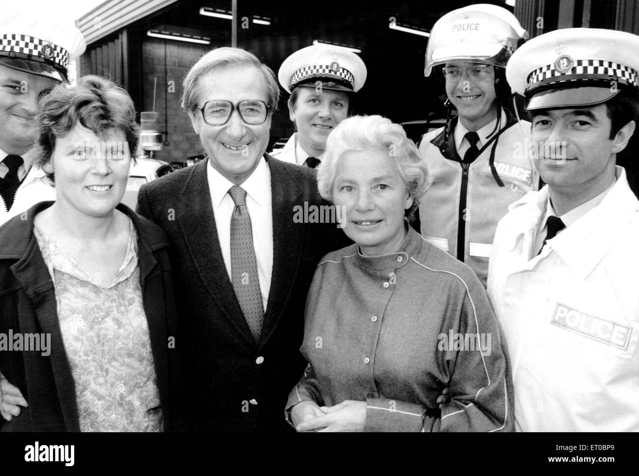 Shaw Taylor MBE, un attore britannico e presentatore televisivo. Il più noto per la presentazione di Polizia 5, a esecuzione prolungata per 5 minuti di un programma televisivo prima trasmissione in 1962 che ha fatto appello al pubblico per aiutare a risolvere i crimini. Qui raffigurato è Shaw Taylor con i membri del pubblico che sono stati ringraziati dalla polizia per la composizione 999. Onorevole Hughes Daphne (sinistra) che ha catturato un ladro che correva in passato il suo negozio e la signora Elizabeth Shuttleworth (destra) che ha chiamato 999 quando ha visto una rottura in corrispondenza di una casa. 12 Maggio 1985 Foto Stock