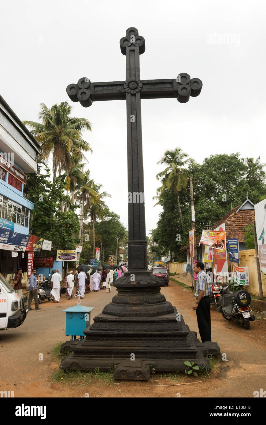 Croce di metallo di fronte alla Chiesa cattolica di San Hormis Syro Malabar ad Angamaly vicino a Ernakulum, Kerala, India, Asia Foto Stock