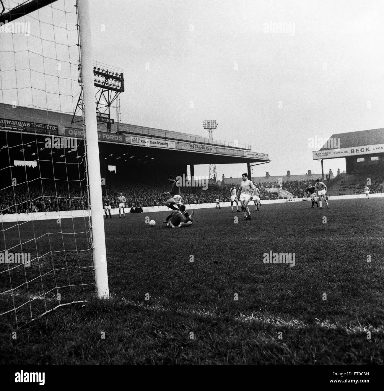 English League Division due corrispondono a Maine Road. Manchester City 1 v Charlton Athletic 3. Charlton di Eddie Firmani punteggi sul suo ritorno al club. Il 5 ottobre 1963. Foto Stock