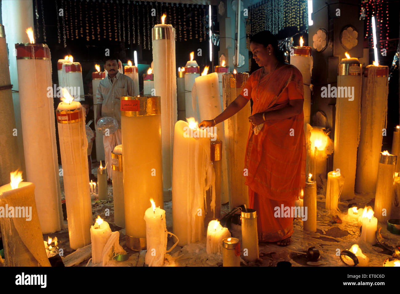 Accendendo candele, Muthappan Thiruvoppana Festival, Santa Croce Santuario Chiesa, Syro Malabar Chiesa, Mapranam, Irinjalakuda, Thrissur, Kerala, India Foto Stock