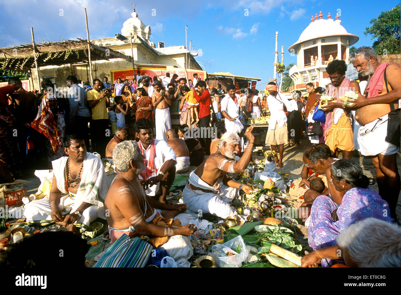 Rituali in agni tirtha durante il thai amavasa giorno ; Rameswaram Rameshvaram ; Tamil Nadu ; India Foto Stock