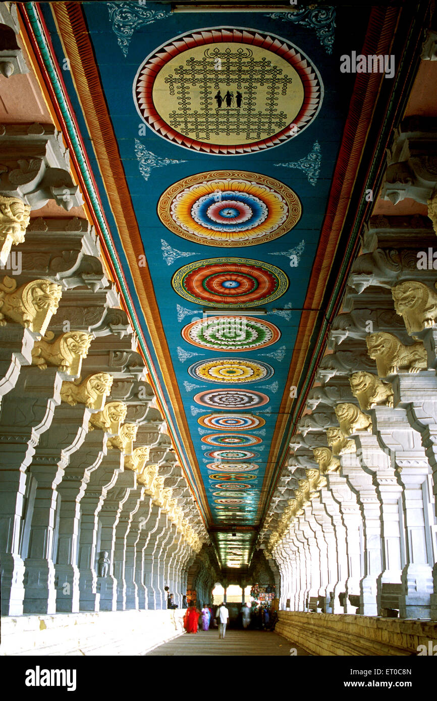 Corridoio a soffitto dipinto , tempio Ramanathaswamy ; Tempio di Arulmigu Ramanathaswamy , Rameswaram, Rameshvaram ; Tamil Nadu ; India, asia Foto Stock