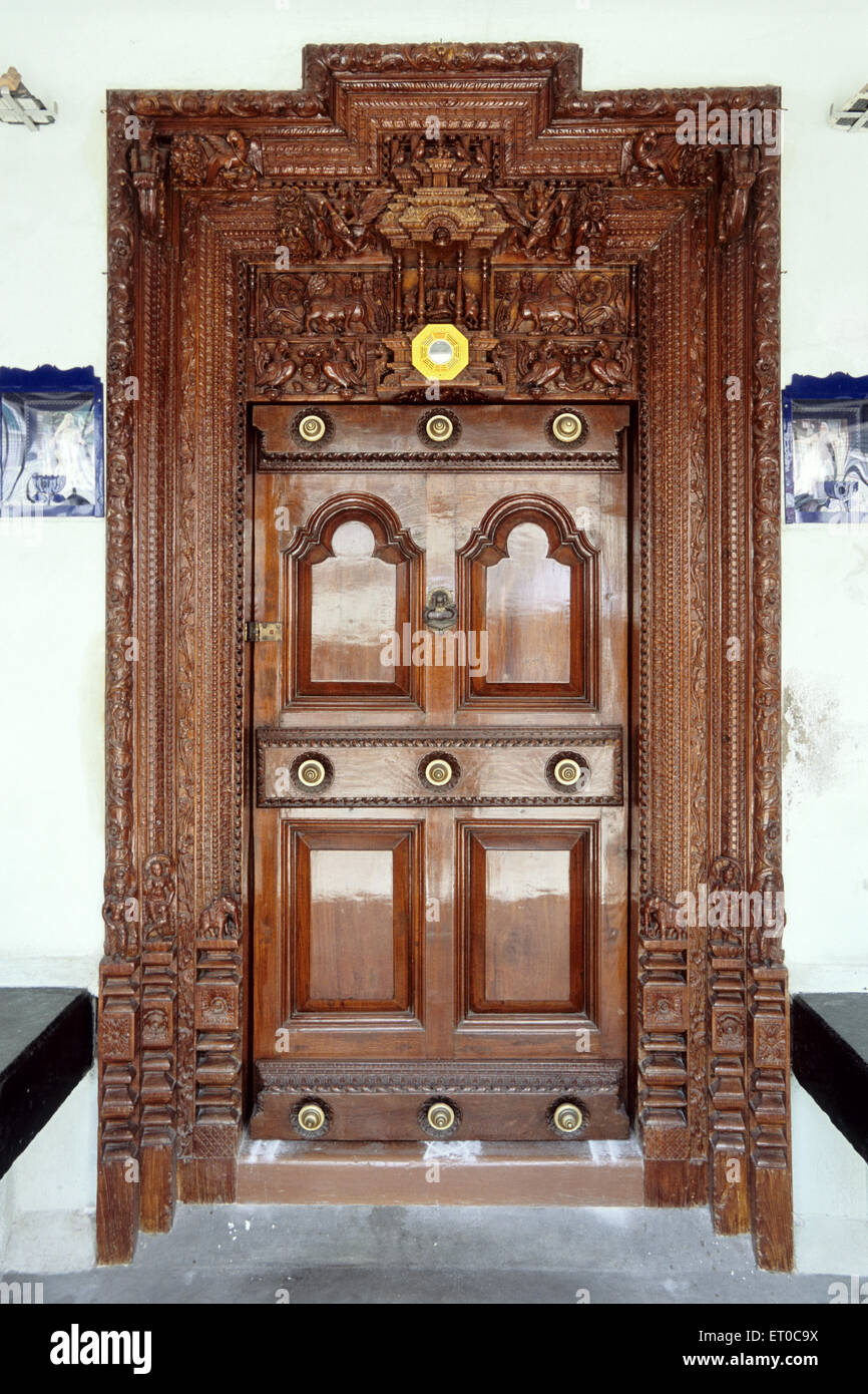 Vecchia porta di legno, Madras, Chennai, Tamil Nadu, India, Asia Foto Stock