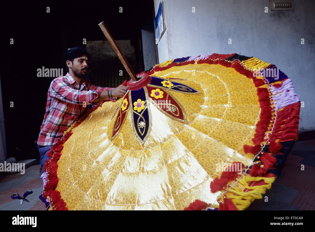 L'uomo facendo ombrello in Chindadripet ; Madras Chennai ; Tamil Nadu ; India n. MR Foto Stock