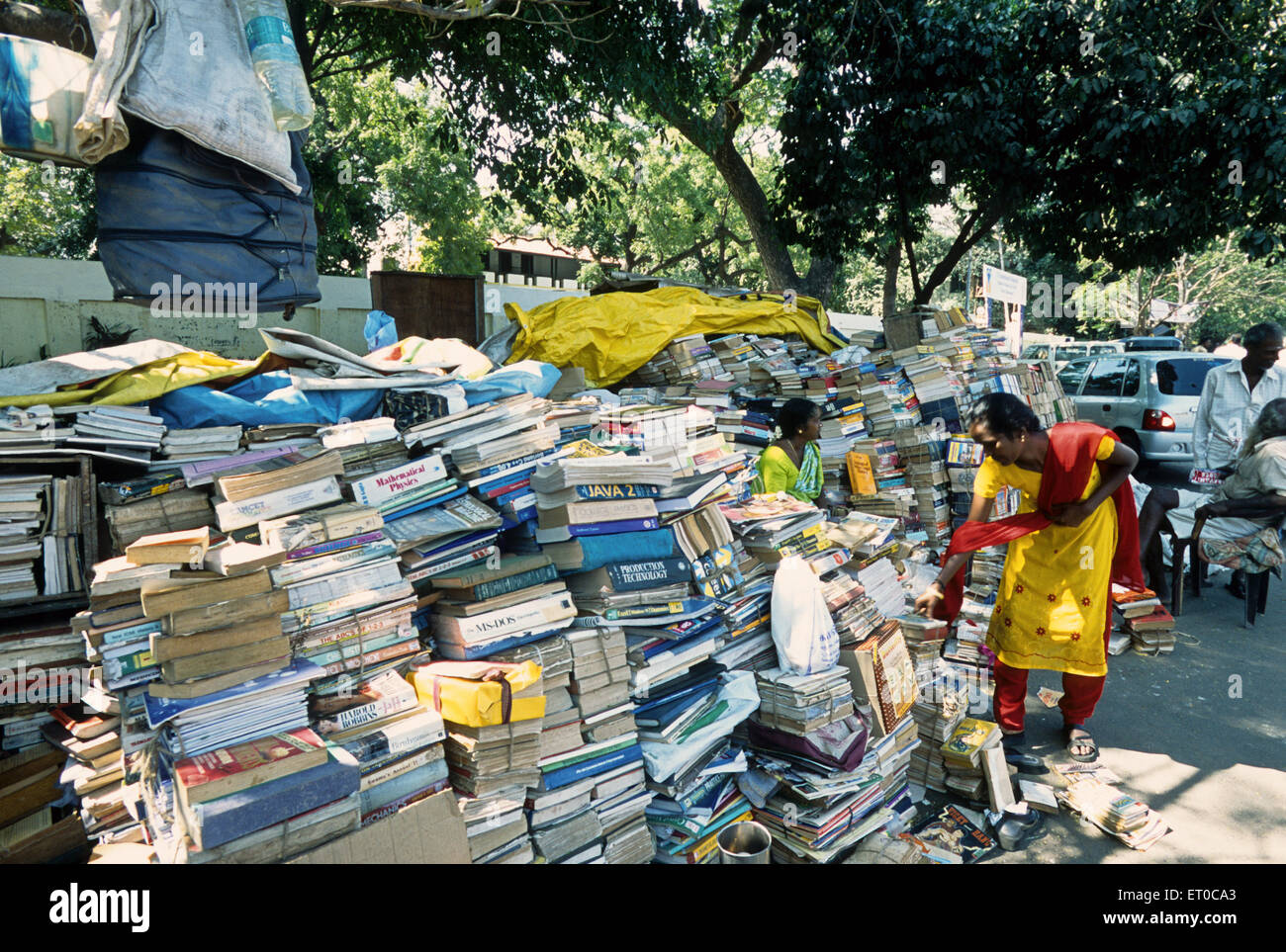 Vecchio libro sulla piattaforma a Mylapore ; Madras Chennai ; Tamil Nadu ; India Foto Stock