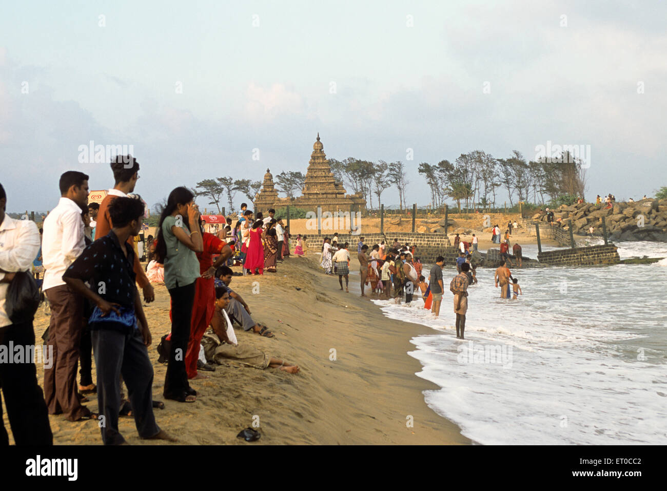 La spiaggia e la riva tempio di Mahabalipuram Mamallapuram ; Tamil Nadu ; India Foto Stock