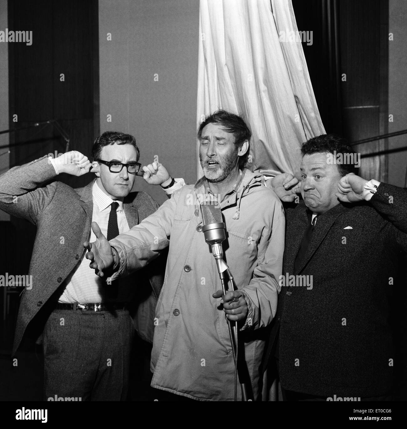 Il Goons, 29 marzo 1963. Peter Sellers, parlava Milligan e Harry Secombe. Prima registrazione della nuova serie televisiva con pupazzi grandi Denis Bloodnok, Eccles e Neddie Seagoon Foto Stock