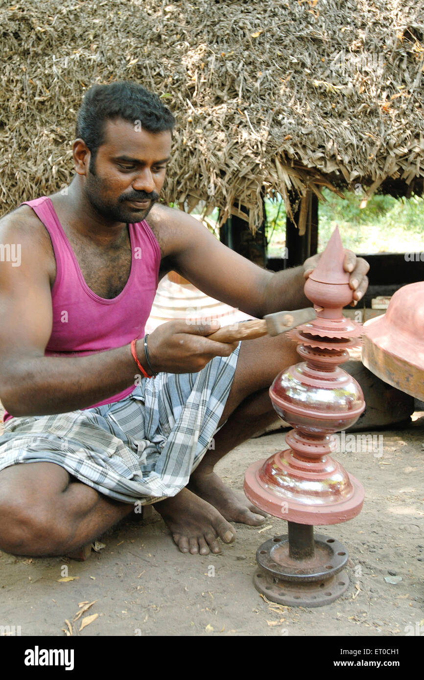 Incisione di rame , incisione di rame che fa gopura kalasam , Kumbakonam ; Tamil Nadu ; India , asia Foto Stock