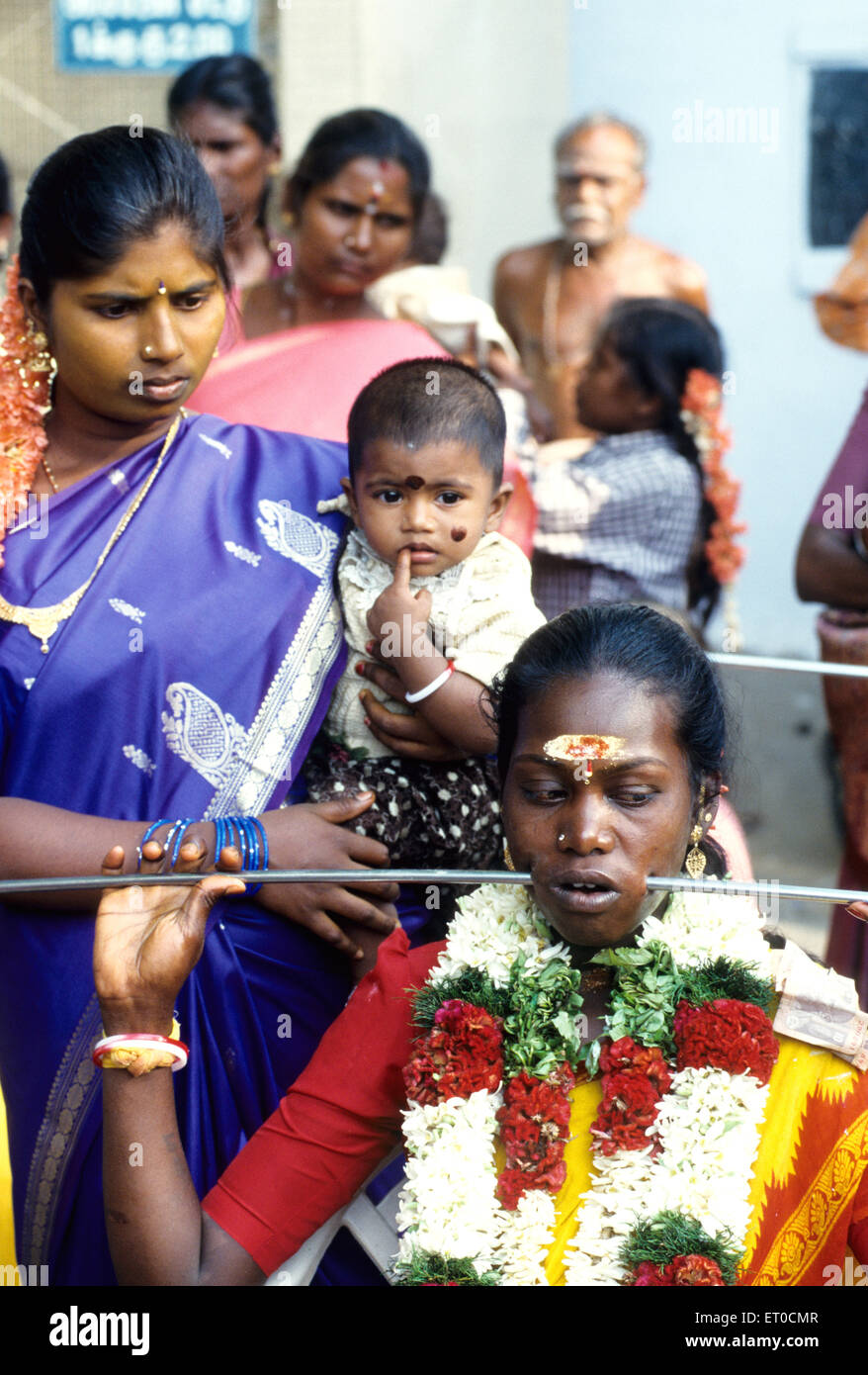 Donna piercing asta di ferro attraverso le guance lo scarico di voto in festival Mariamman ; Tamil Nadu ; India n. MR Foto Stock