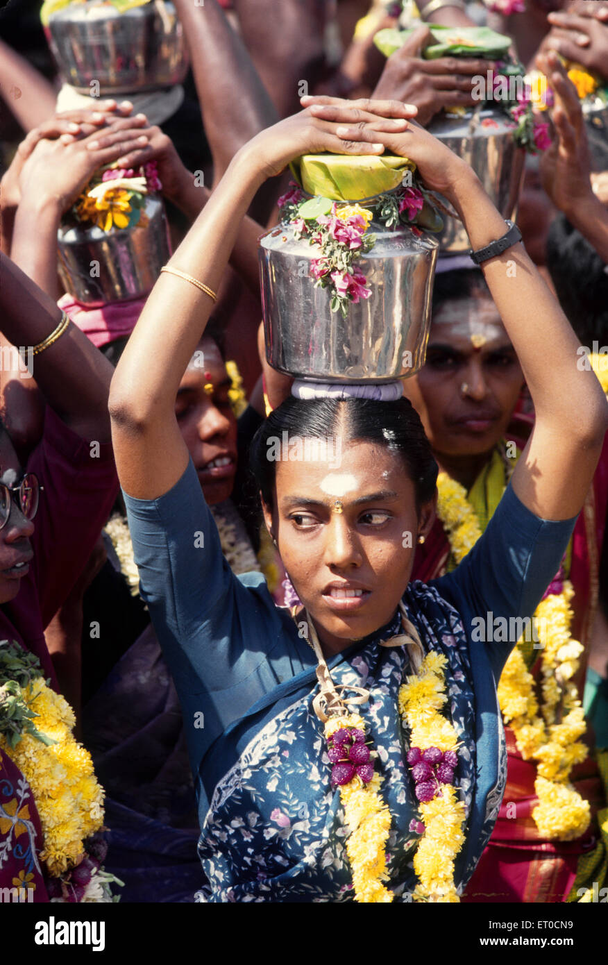 Donna che mantiene il latte pentola sulla testa lo scarico di voto in festival mariamman ; Tamil Nadu ; India n. MR Foto Stock