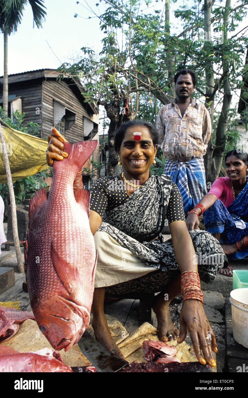 Donna di vendita del pesce a Port Blair ; Isole Andaman ; India n. MR Foto Stock