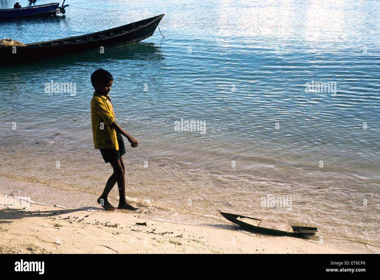 Ragazzo giocando a Havelock Islands ; Isole Andaman ; India Foto Stock