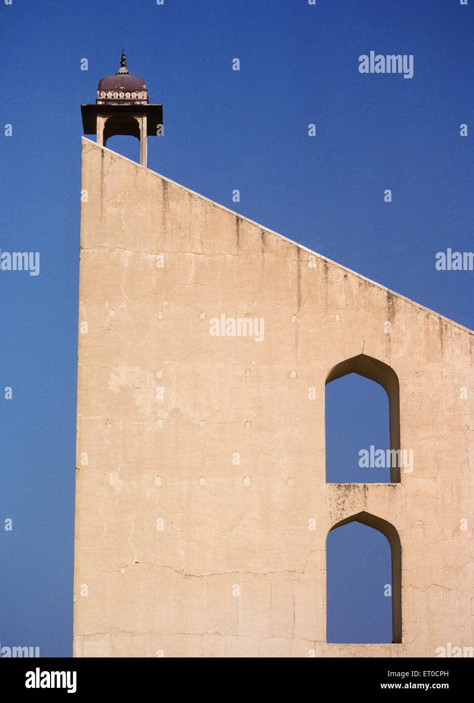Samrat yantra sun dial in osservatorio Jantar Mantar ; Jaipur ; Rajasthan ; India Foto Stock