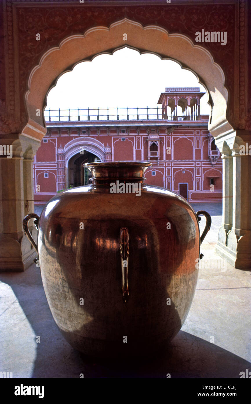 Più grande pentola di argento nel mondo nel diwan I Khas in City Palace di Jaipur ; Rajasthan ; India Foto Stock