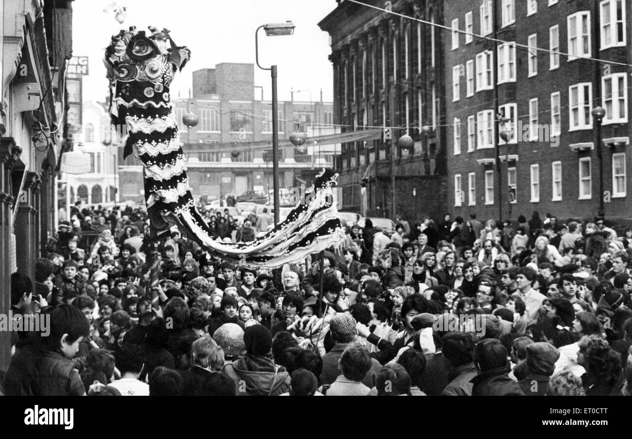 Una grande folla orologi tradizionali festeggiamenti per il nuovo anno cinese, Liverpool, Merseyside. Il 13 febbraio 1983. Foto Stock