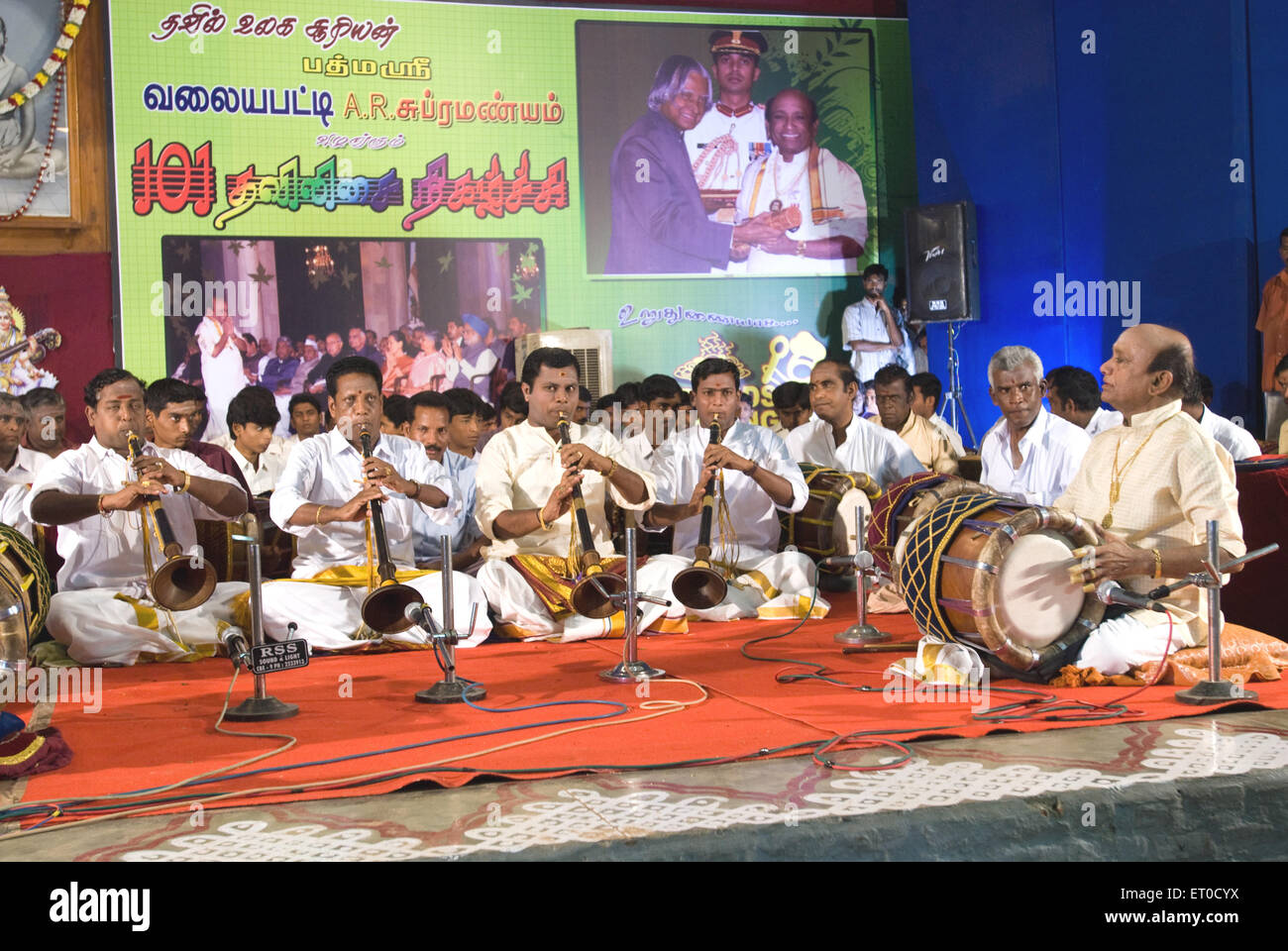 Thavil vidwan che gioca tavil, Coimbatore, Tamil Nadu, India, asia Foto Stock