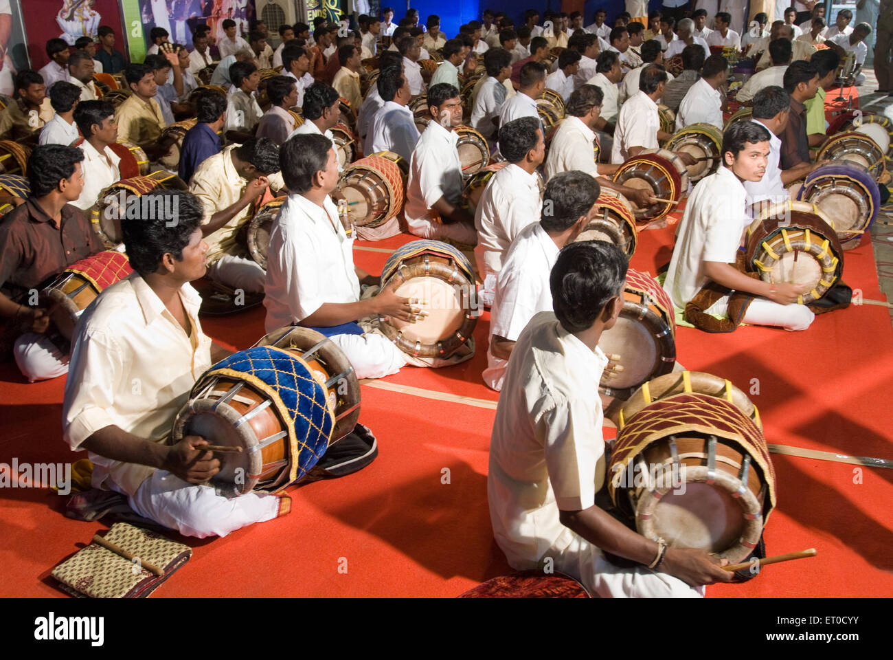 Thavil vidwan che gioca tavil, Coimbatore, Tamil Nadu, India, asia Foto Stock