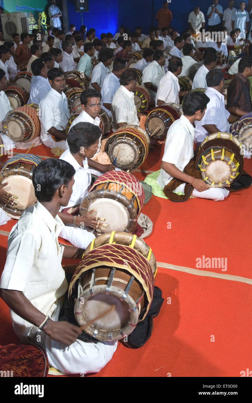 Thavil vidwan che gioca tavil, Coimbatore, Tamil Nadu, India, asia Foto Stock