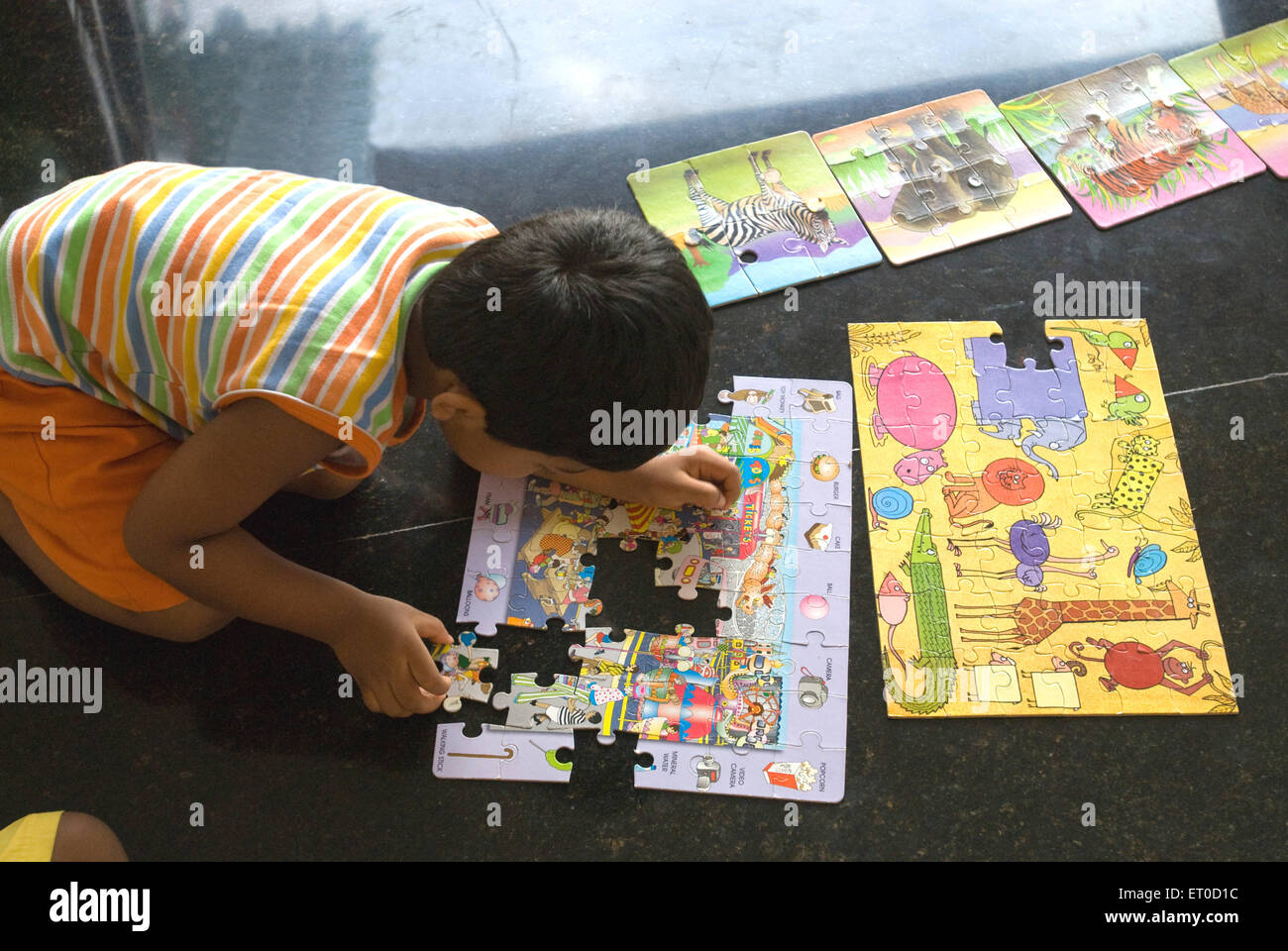 Ragazzo giocando con il gioco di puzzle signor#777I Foto Stock