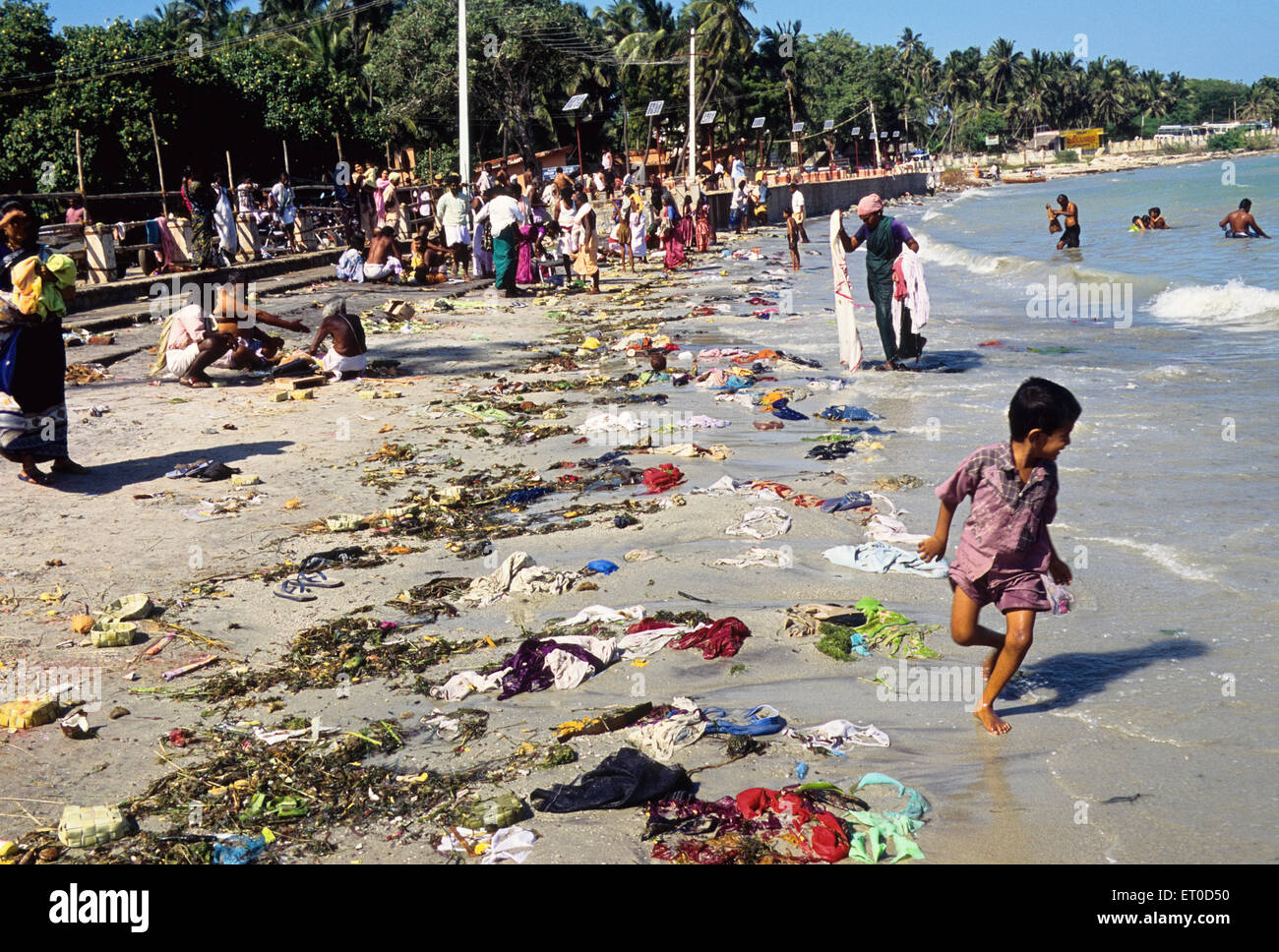 Immondizia da spiaggia, bagnanti devoti, Agni Theertham, Rameswaram, Rameshvaram, Ramanathapuram, Tamil Nadu, India, Asia Foto Stock