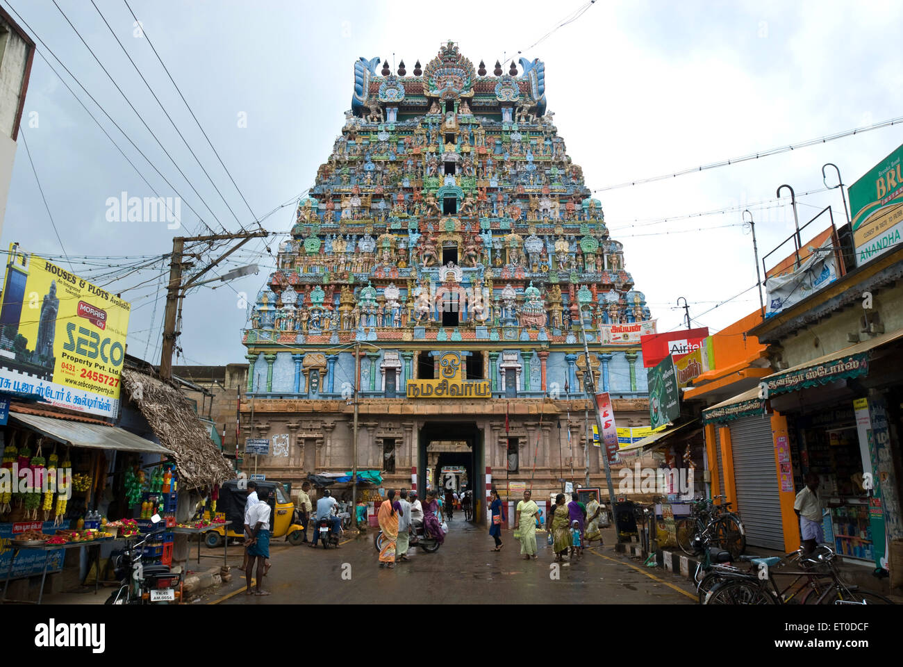 Torre ovest del tempio Jambukeshwara in Thiruvanaikaval ; Tiruchchirappalli ; Tamil Nadu ; India Foto Stock
