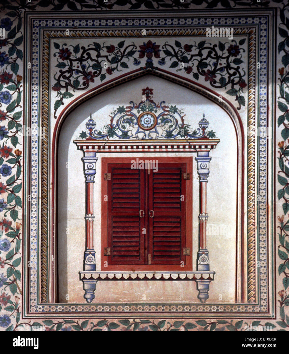 Finestra dipinta , Palazzo della Città ; Jaipur ; Rajasthan , India , Asia Foto Stock