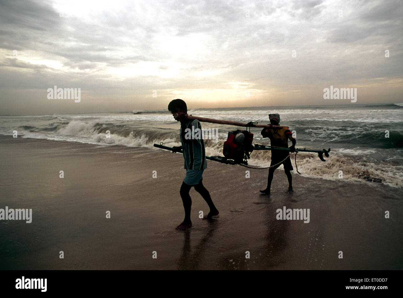 I pescatori di Marina Beach ; Madras Chennai ; Tamil Nadu ; India Foto Stock