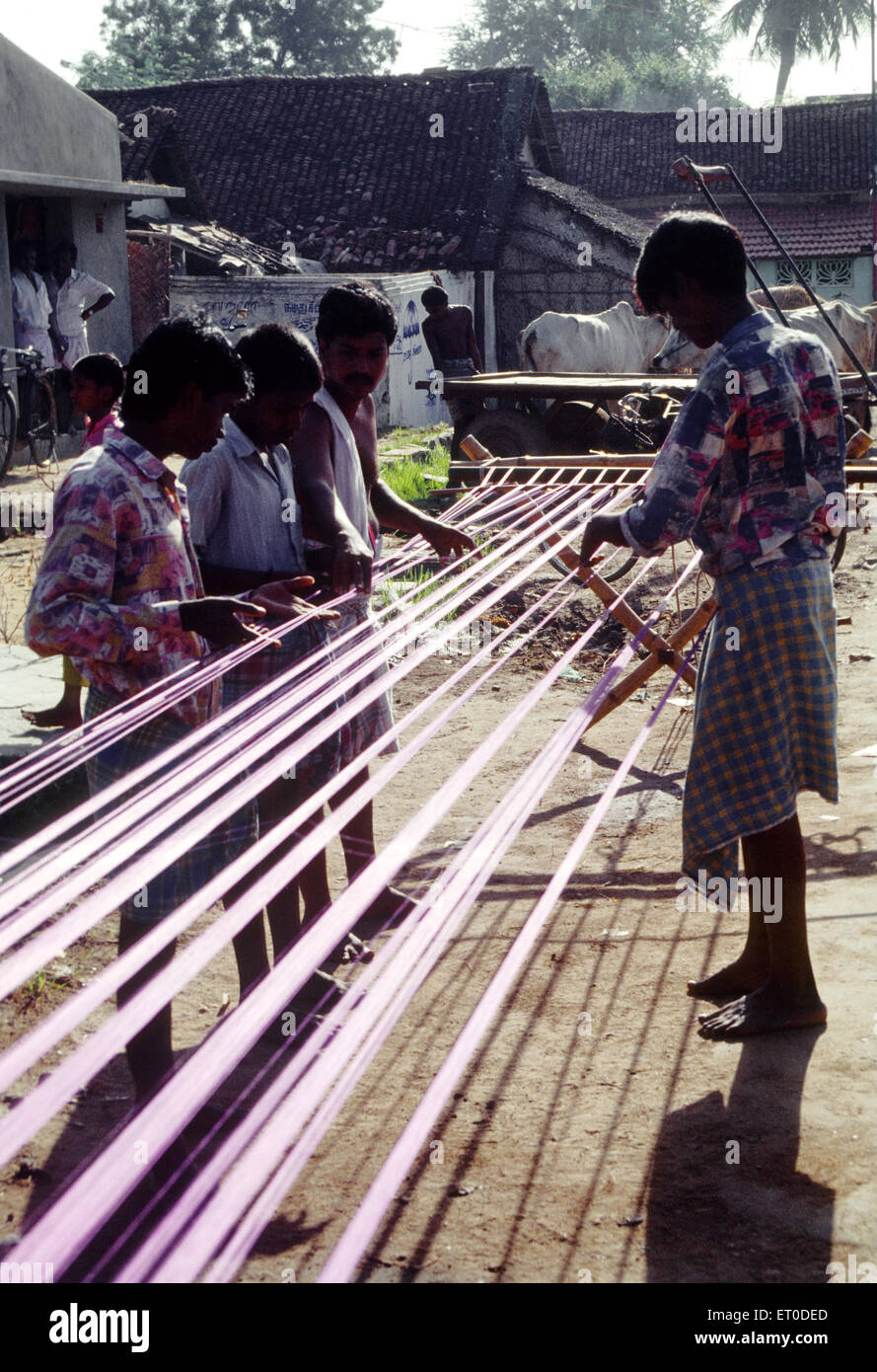 Filo di seta che asciuga, Kanchipuram, Kanchi, Kancheepuram, Tamil Nadu, India, Asia Foto Stock