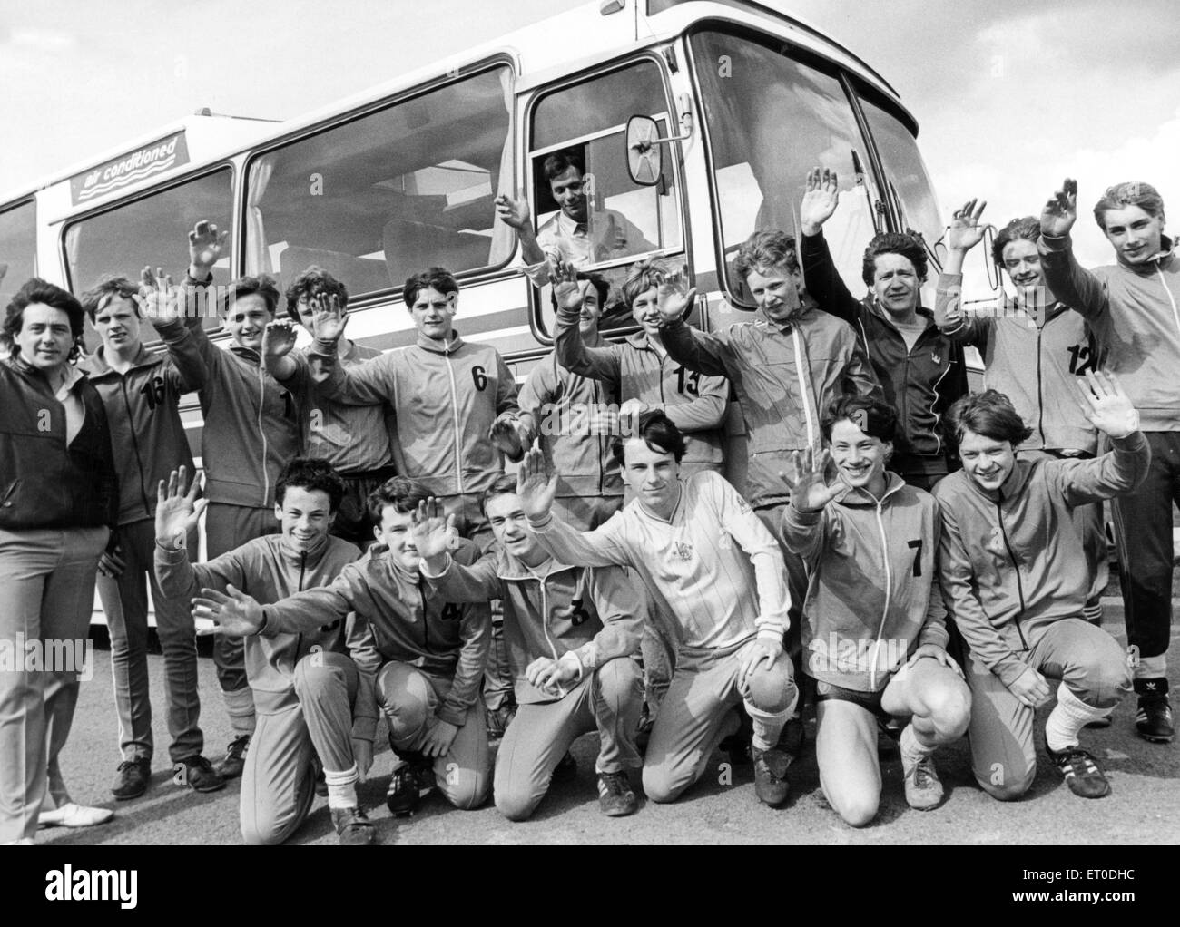 Boro ragazzi a prepararsi per la seconda gamba della loro Scuole di inglese Gillette Finale Trofeo con Sunderland. Nella foto a una sessione di formazione in parte anteriore del Sunseeker pullman che è stato fornito dalla società di vacanza. Nella foto, bancata posteriore, da sinistra a destra: Dave Borwell (pullman) Stephen Tireman, Chris Ellis, Stephen Smith, Stephen Gardner, Chris Leadbitter, Gary Graham, Jeremy McArthur, John Barry (manager) Mick Flynn, Stuart Ripley. Bancata anteriore: Simon Wilson, Peter Hunter, David Sykes, Adrian McPhillips, Colin West, Stephen Dalton. Il 10 maggio 1983. Foto Stock
