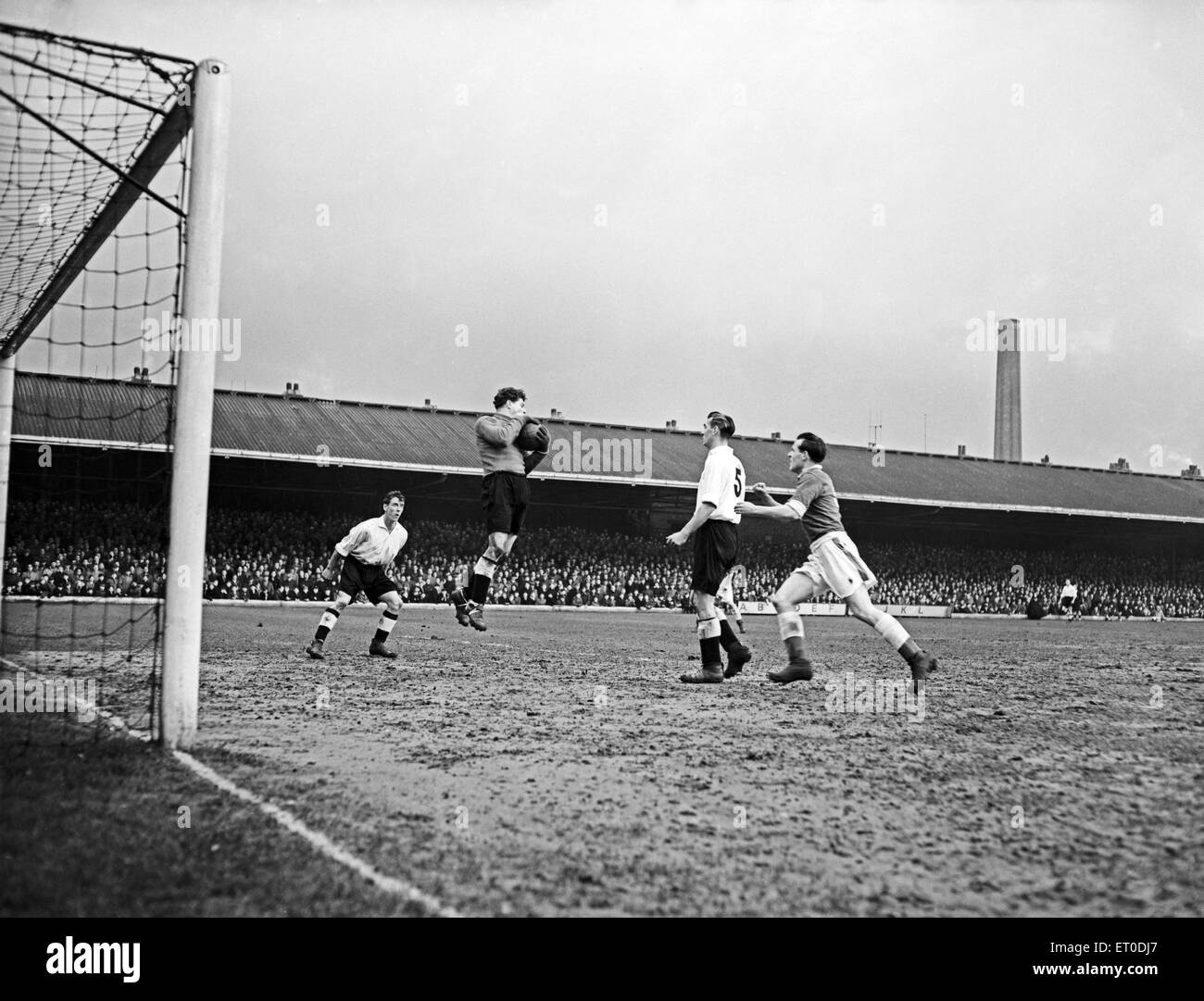 English League Division due corrispondono alla nocciola Street. Il Leicester City 4 v Swansea City 1. Swansea il portiere raccoglie la palla guardato da Leicester è Arthur Roley. Il 23 febbraio 1954. Foto Stock