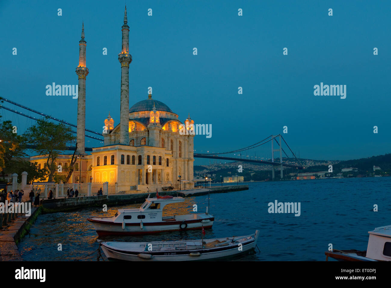 Ortakoy Bosphorus waterfront con il primo ponte sul Bosforo, Istanbul, Turchia. Foto Stock