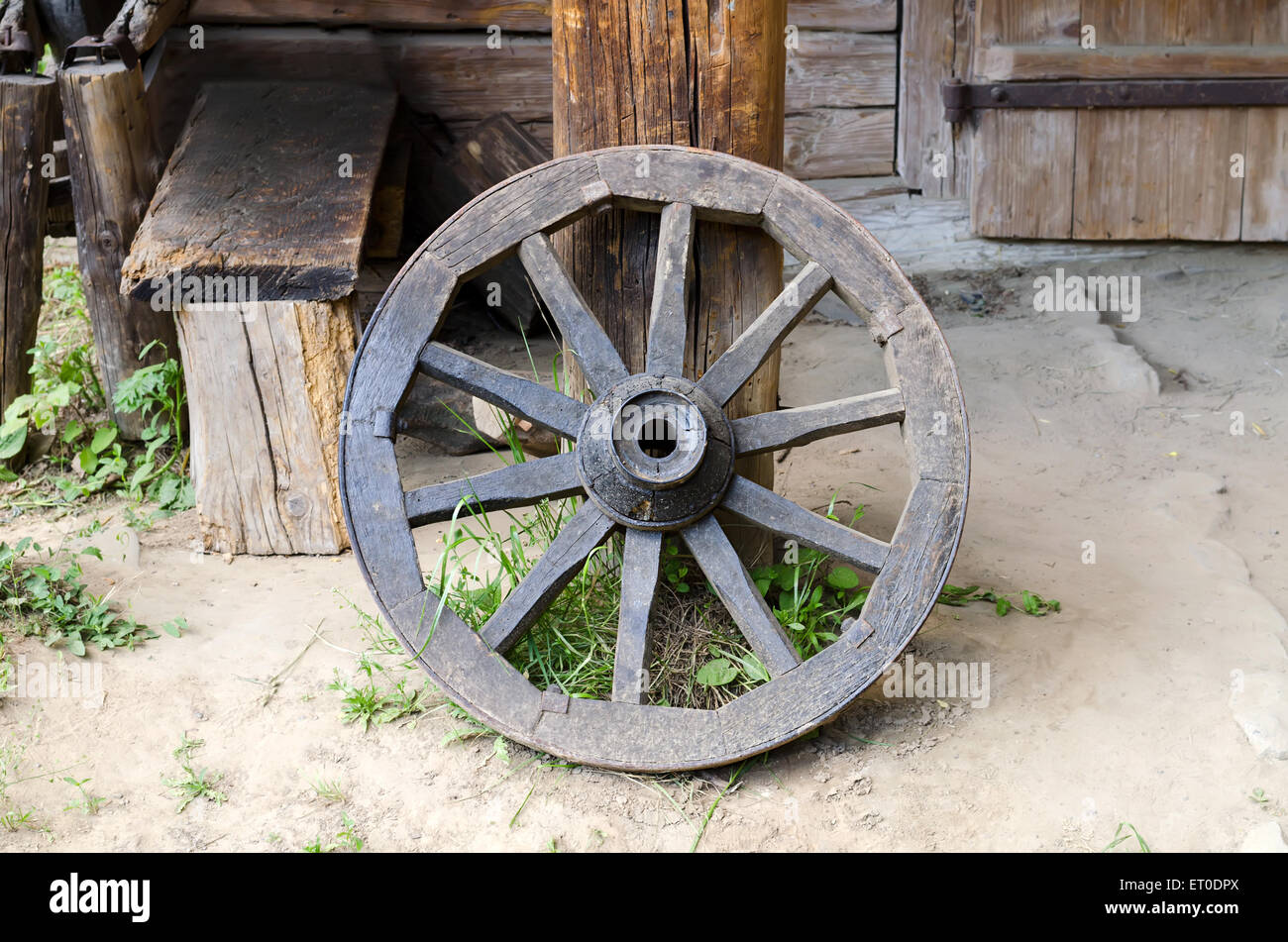 Vecchia ruota in legno Foto Stock