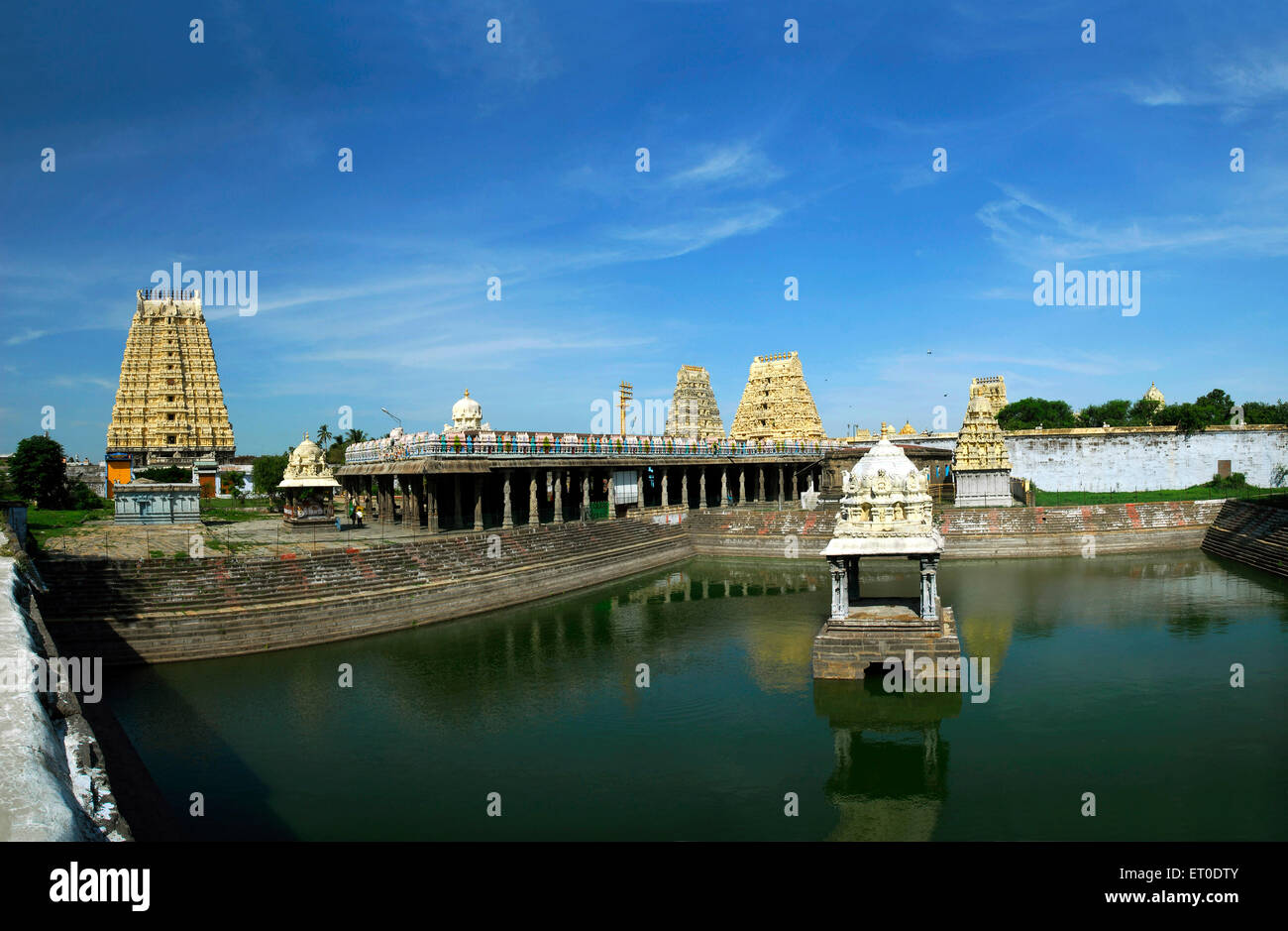 Tempio Ekambareswarar con serbatoio santo ; Kanchipuram ; Tamil Nadu ; India Foto Stock