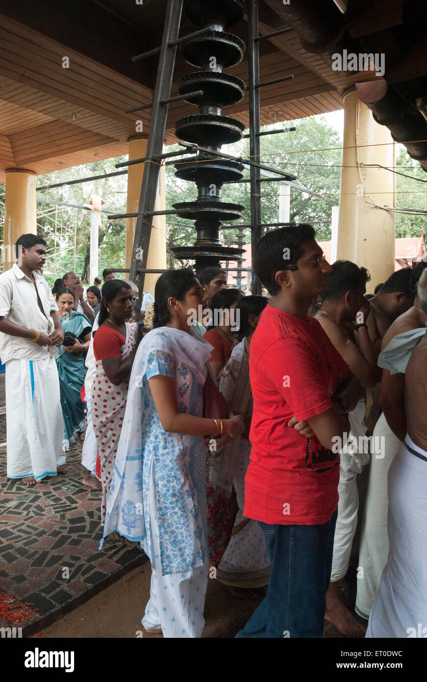 Devoti, Tempio di Sree Kurumba Bhagavati, Tempio di Kodungallur Devi, Tempio di Kali Bhagavathy, Kodungallur, Kerala, India, Asia, MR 777K&777L Foto Stock