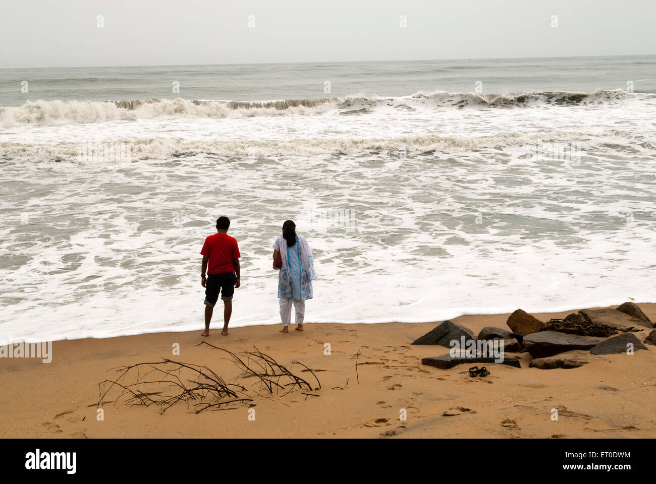 Coppia alla spiaggia cherai ; isole Vypin ; Cochin Kochi ; Kerala ; India Signor#777K;777L Foto Stock