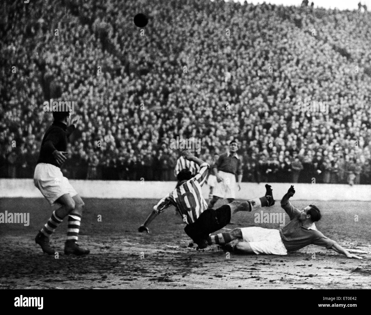 English League Division One corrispondono a valle. Charlton Athletic 4 v Stoke City 1. Un momento perfetto per Charlton quando la palla va a toccare in seguito a un duello che coinvolgono nuovo gigante portiere Albert Uytenbogardt, destra indietro Campbell e Stoke all'interno della sinistra Pippitt. Xviii Dicembre 1948. Foto Stock