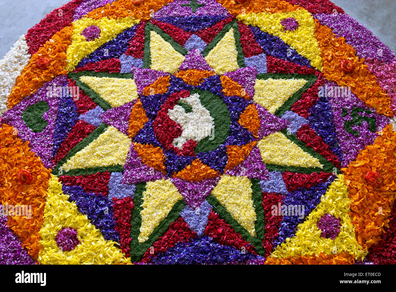 Decorazioni di fiori per il festival di onam ; Kerala ; India Foto Stock