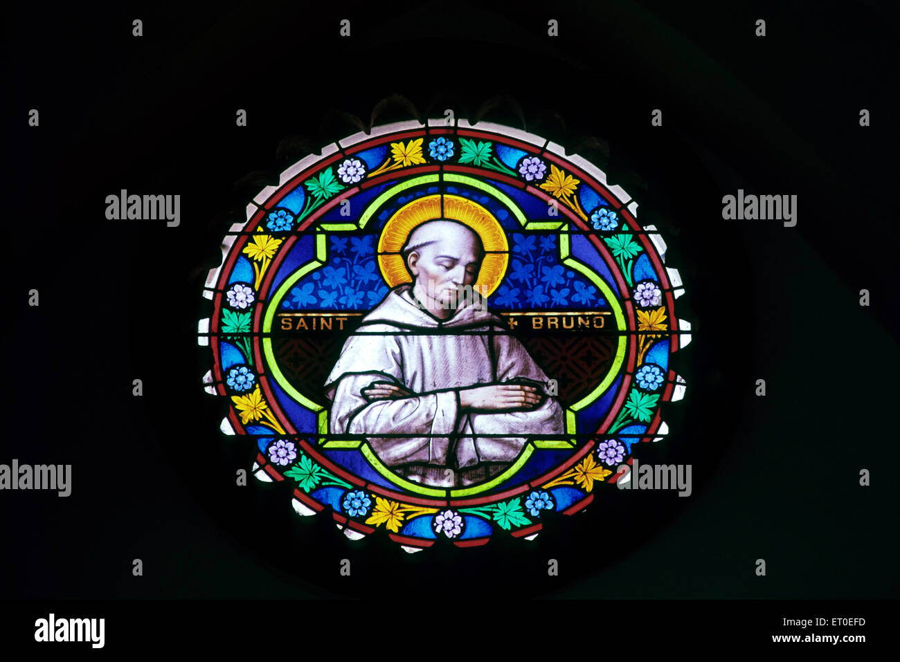 Vetro colorato nella chiesa del Sacro Cuore ; Pondicherry ; Tamil Nadu ; India Foto Stock